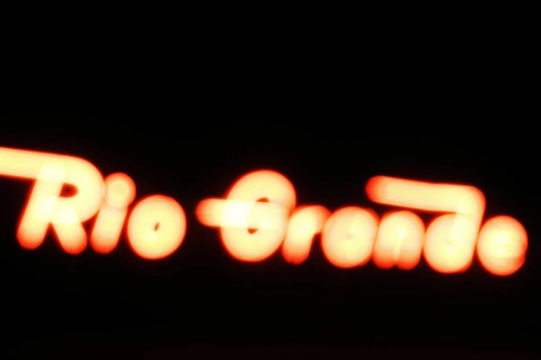 the illuminated sign is saying rio - monte in spanish