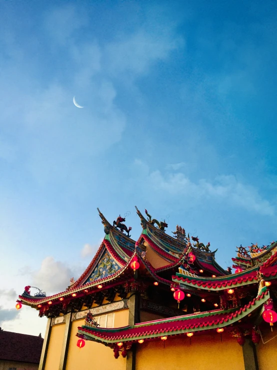 an ornate roof with many asian hanging lanterns