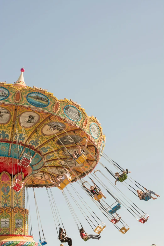 there are many swings attached to the ride