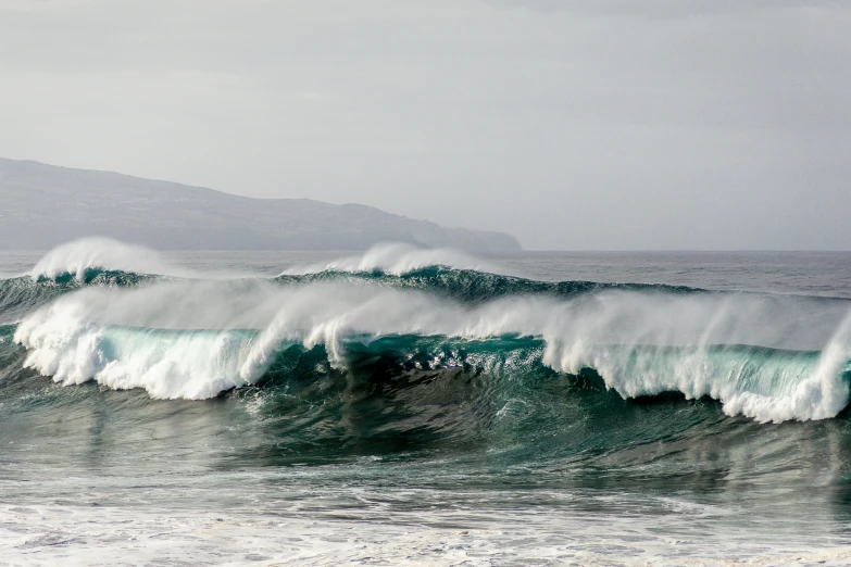 a picture of the ocean with some waves in it