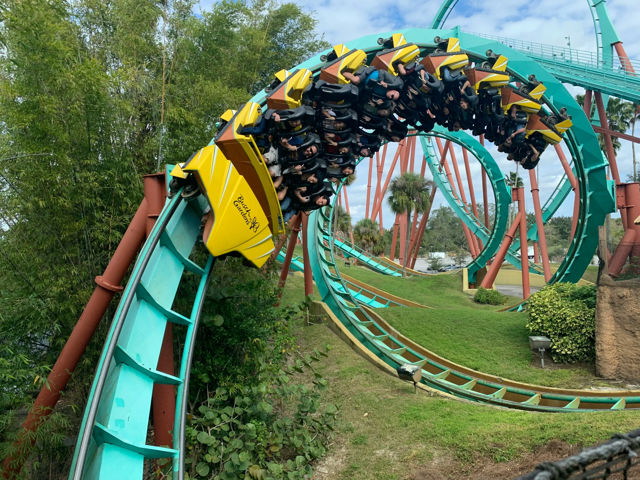 a ride at an amut park with the cars in the front