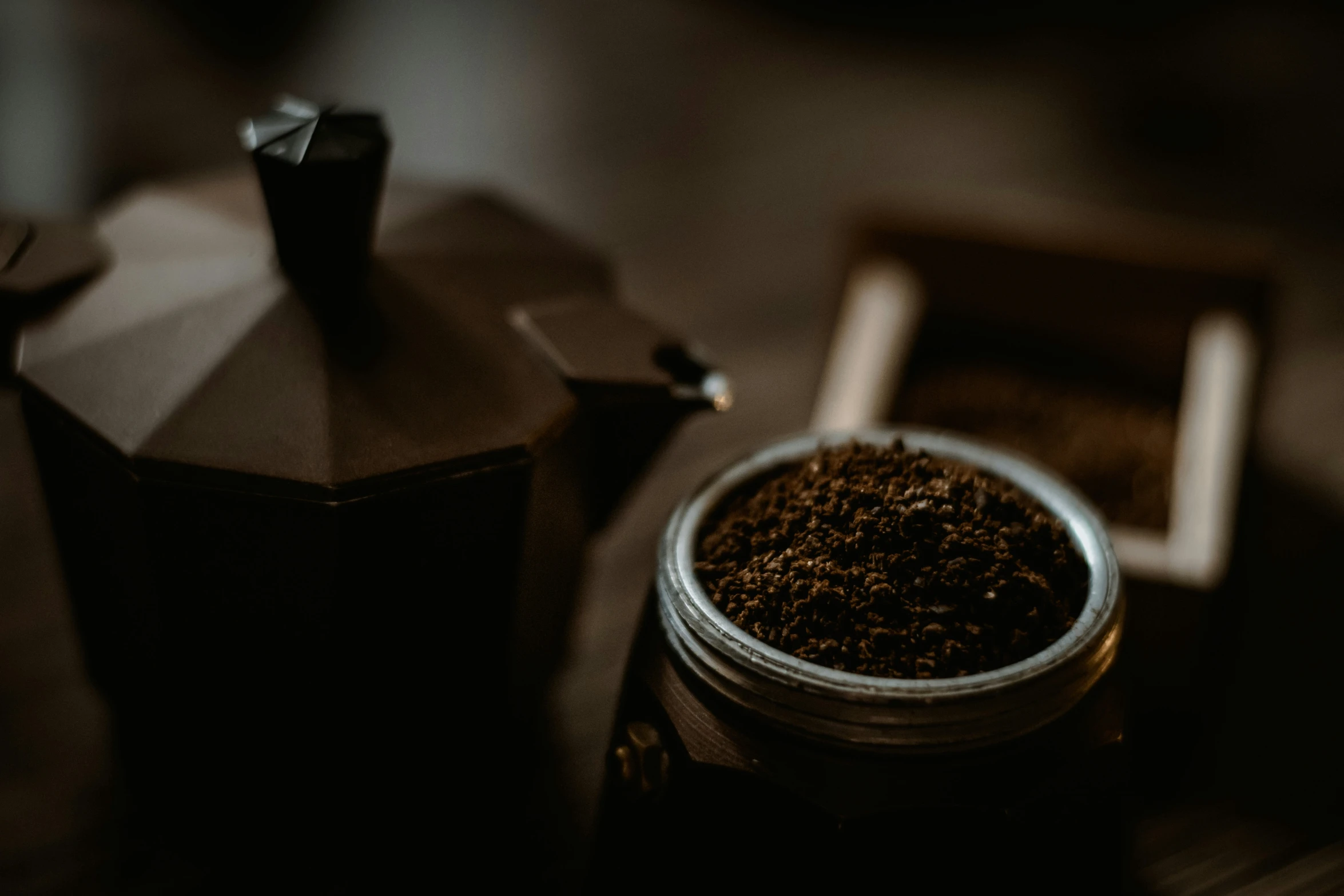 an image of the tea set on the table