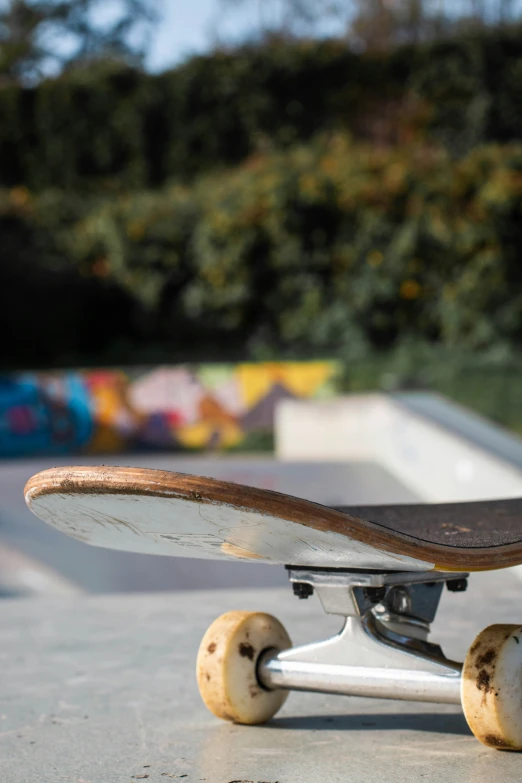 the top of a skate board with some wheels on it