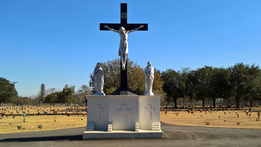 a cross is shown in the middle of a park