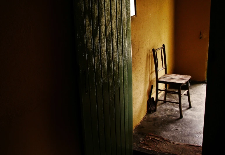 a chair sitting in a doorway between two walls