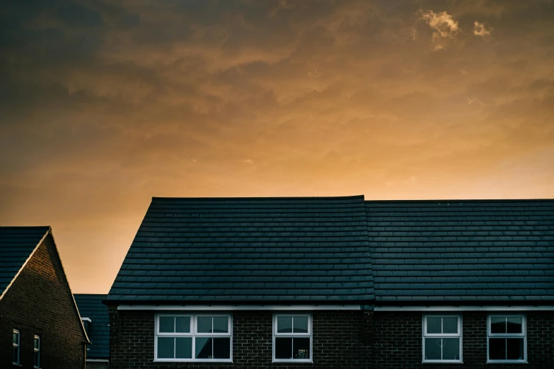 there are some tall houses with windows