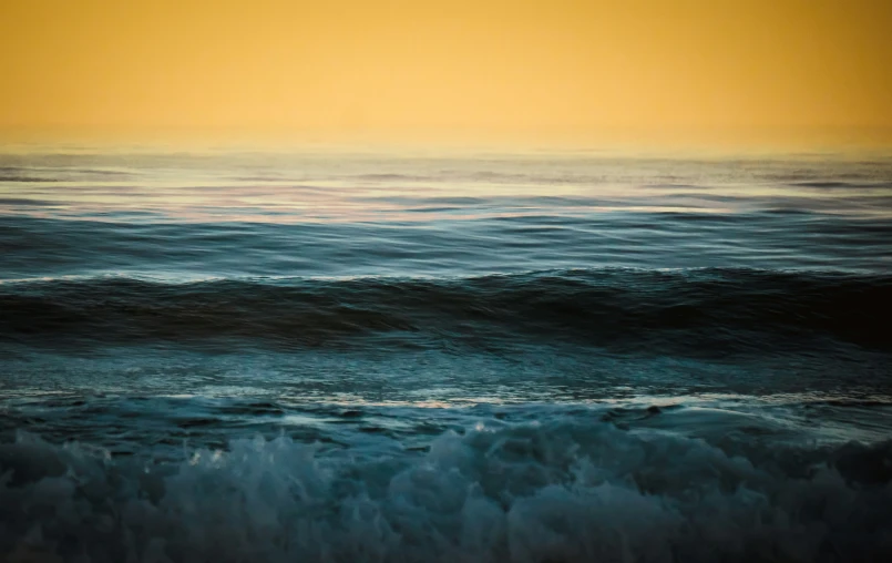 a very big pretty view of the ocean with no people