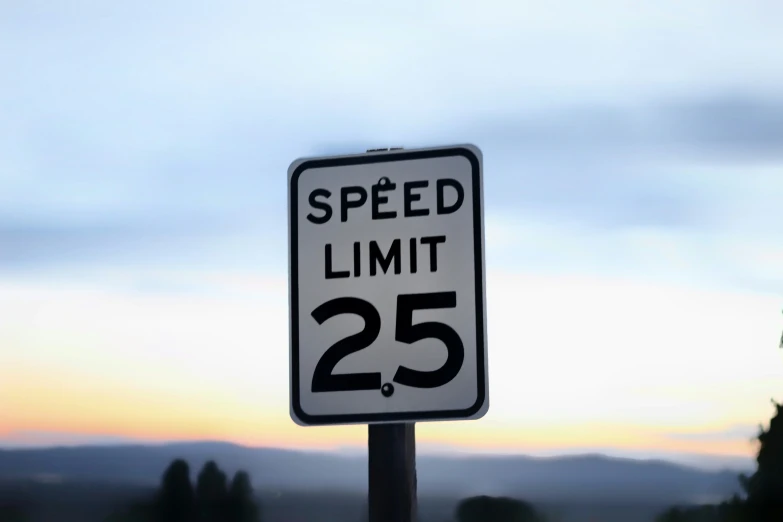 speed limit sign indicating that every lane starts on 25