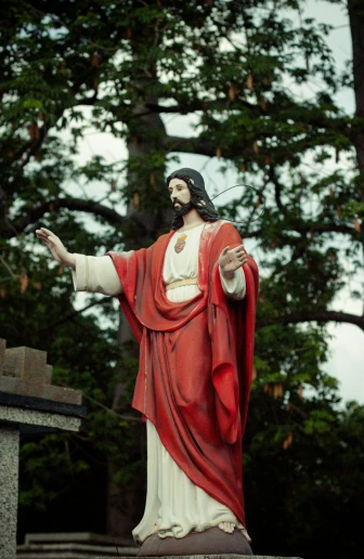 a statue of jesus with his arms outstretched