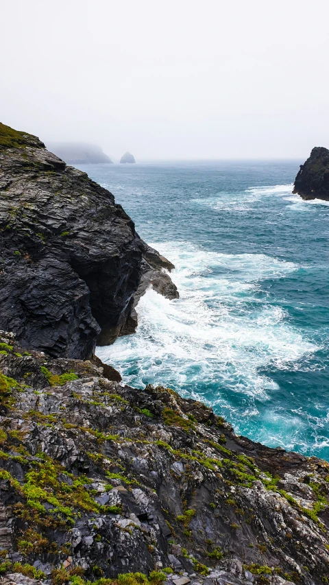 a picture of the ocean from the rocky shore