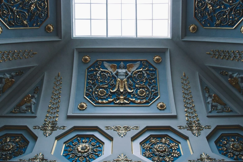 an ornate pattern in the ceiling of a building