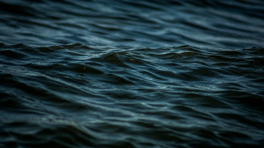 a picture of the ocean at night taken from the side of the ship