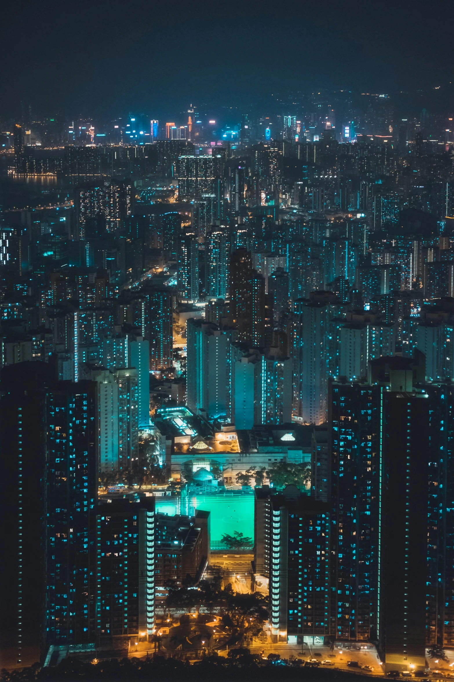 the large cityscape includes a lot of tall buildings and tall skyscrs at night