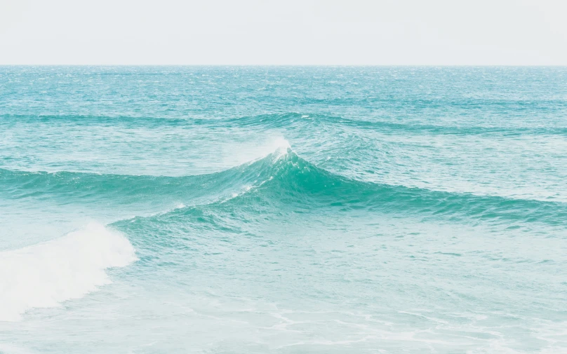 the blue waves of the ocean near a beach