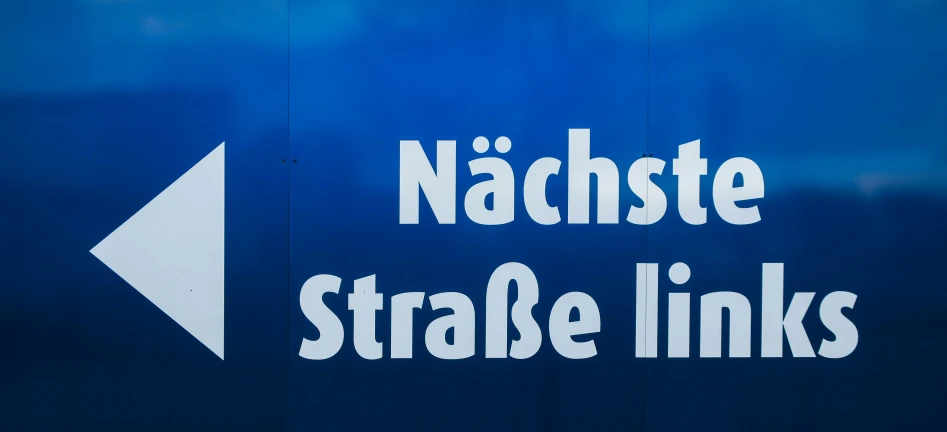 there is a blue sign with an arrow and words that read nachste strabe links