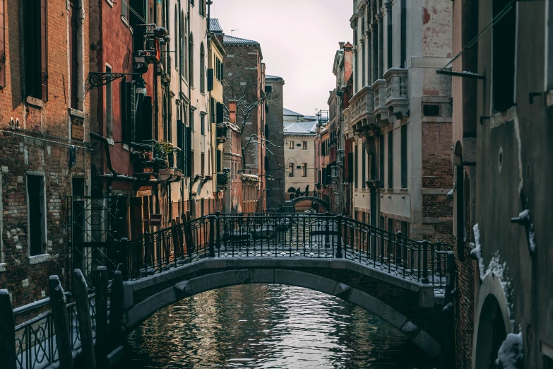 a bridge is in the middle of several buildings