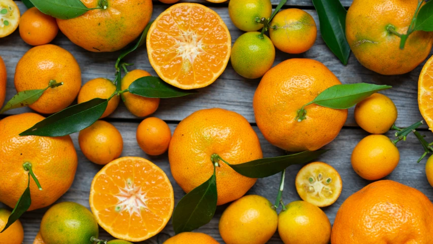 there are many oranges that are placed next to each other