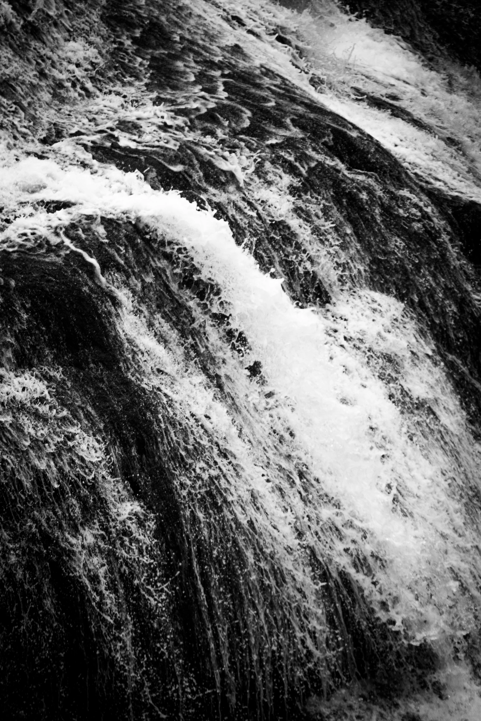 a black and white picture of waves coming on a shore