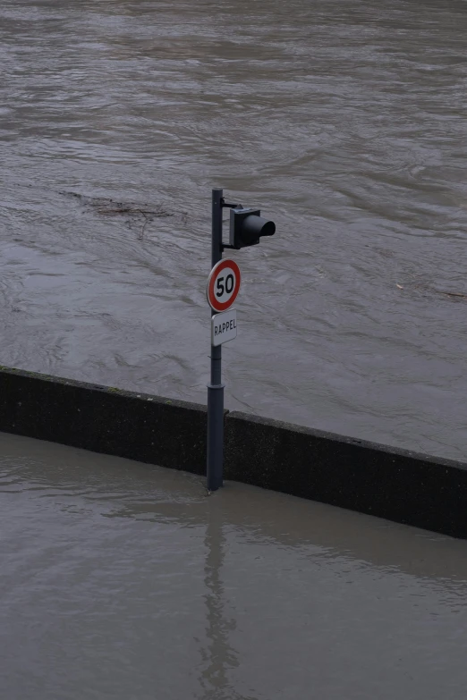 a sign that reads no parking in the water