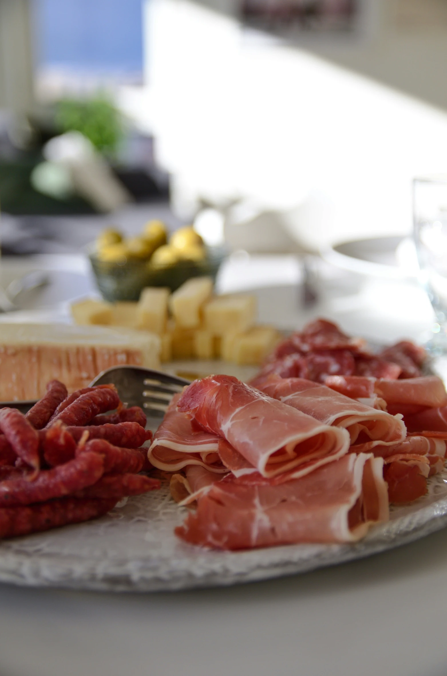 some meat and cheese are laying out on the plate