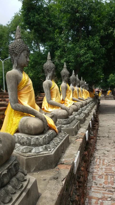 many statues sit in a row along side each other