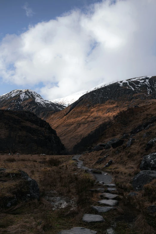 a mountain is shown with snowy peaks on the mountains