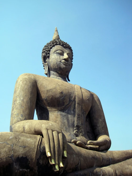 a statue with a sky background that has no clouds