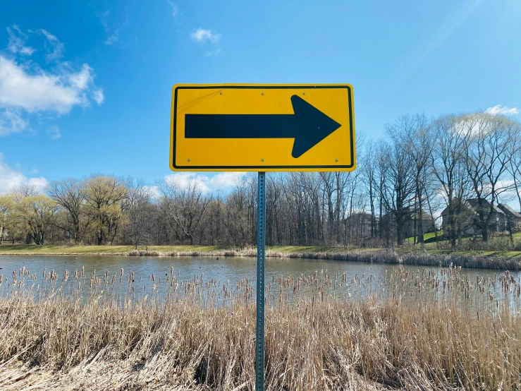 a sign indicates where an arrow is pointing to the right