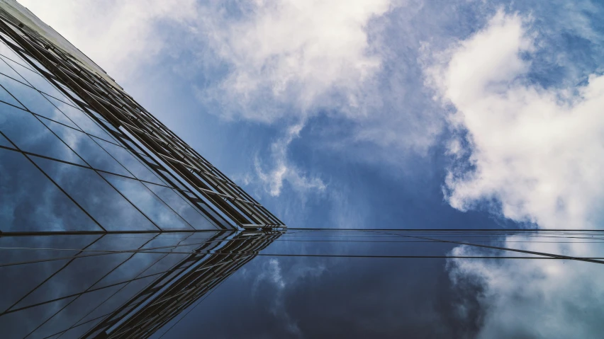 the reflection of the sky and clouds in a dle