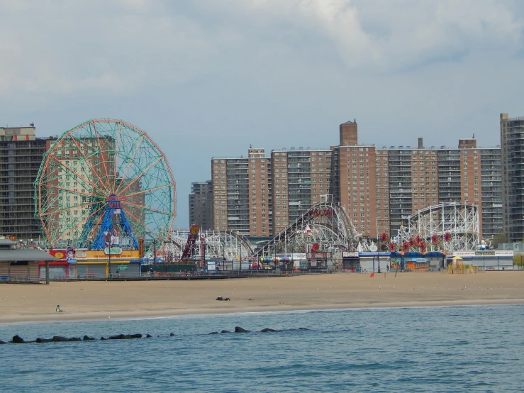 large city with carnival rides on the beach and els