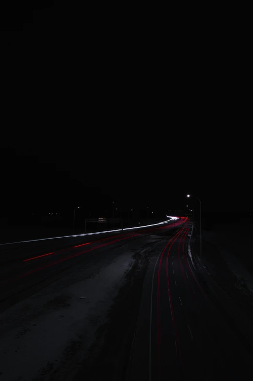 the lights of cars are blurry in the dark