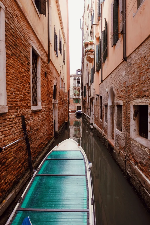 the boat is going down the narrow canals in the city