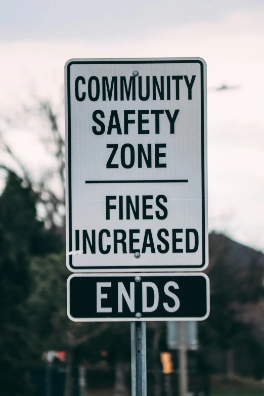 a street sign indicating the rules for a community safety zone