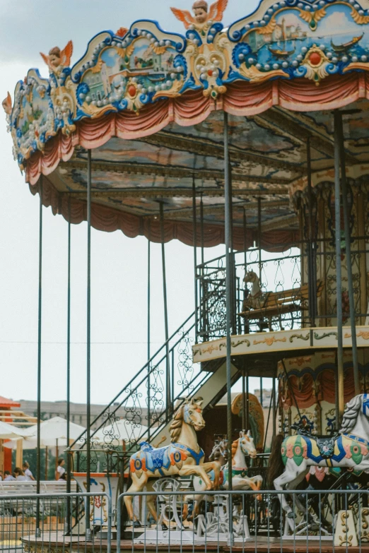 there is a horse and a carousel in the park