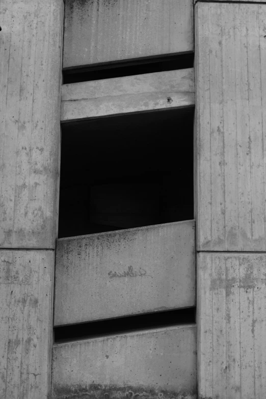 the top part of a building is shown with concrete walls