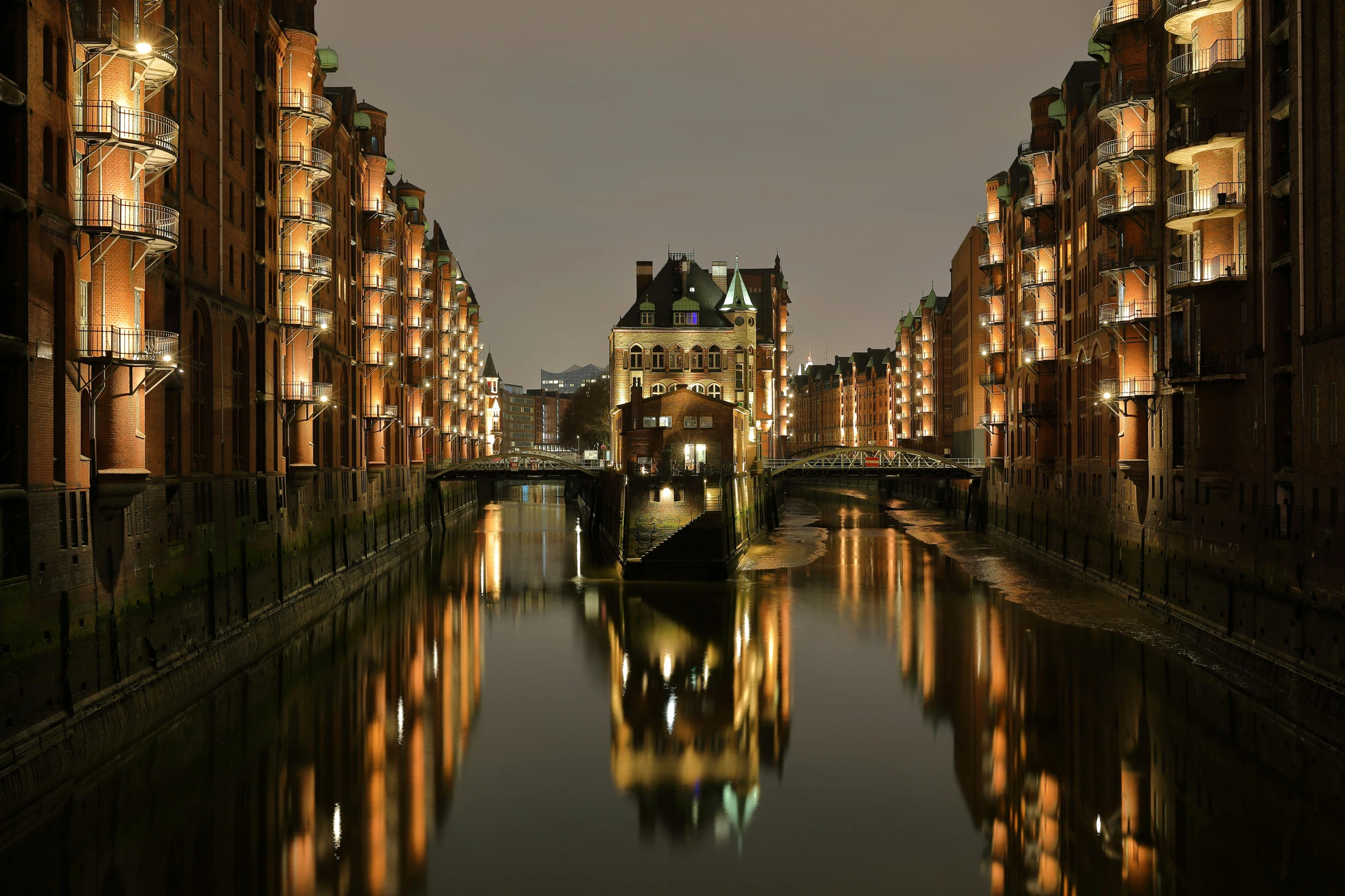 some buildings are on both sides of a river with water