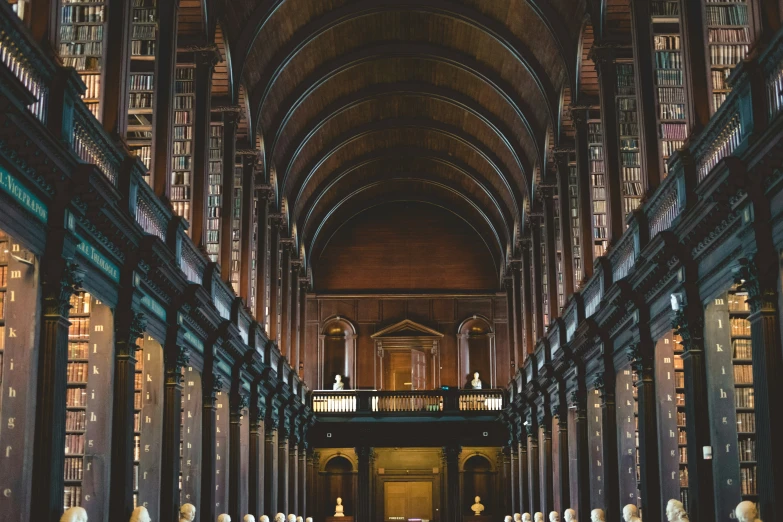 the interior of a liry filled with many books