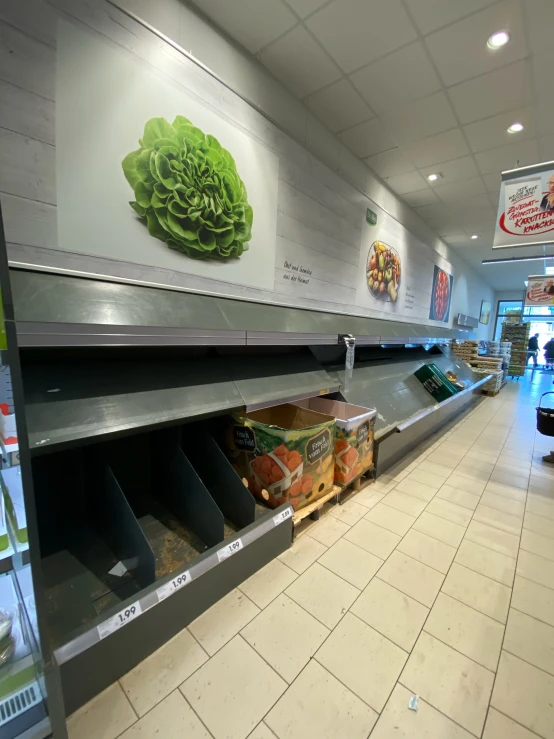 a grocery store with the lid down and groceries in it