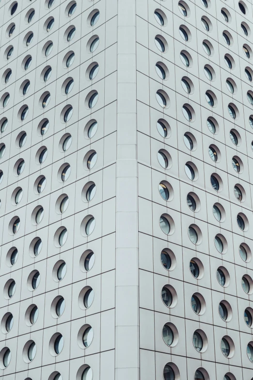 a building that is filled with many round windows