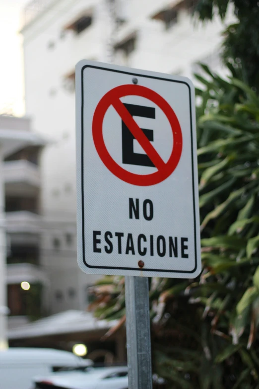 a sign prohibiting no food or drinking in a city street