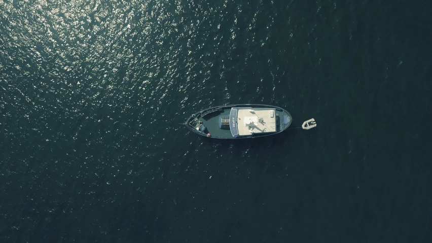 an overhead view of a boat in the water