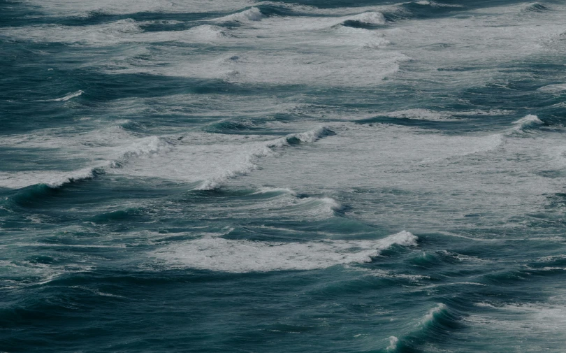 the white waves are hitting the surface of the water