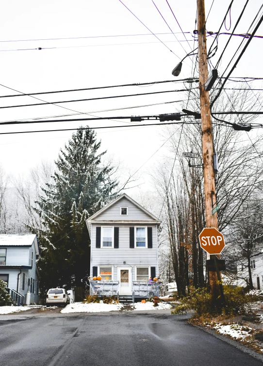 the street has no traffic to go on or on