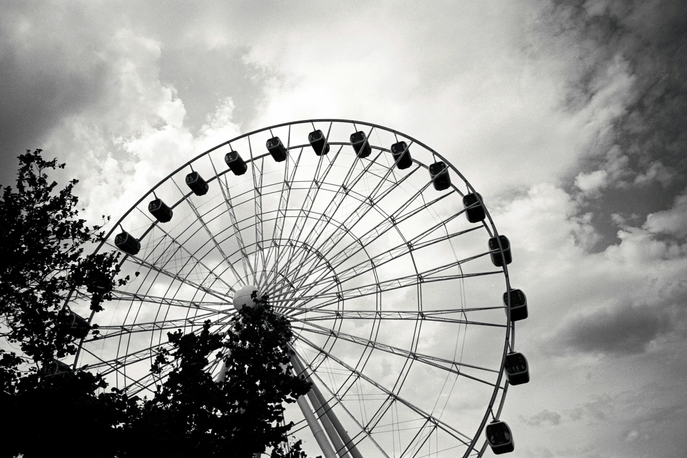 there is a ferris wheel that is on the ferris wheel