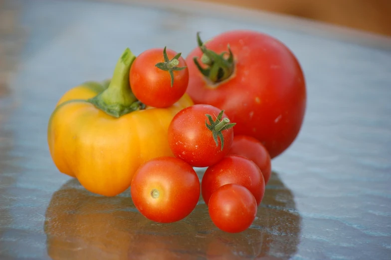 a group of tomatoes that are sitting on a table