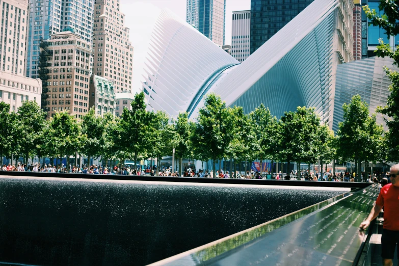 there are many buildings and people walking along the edge