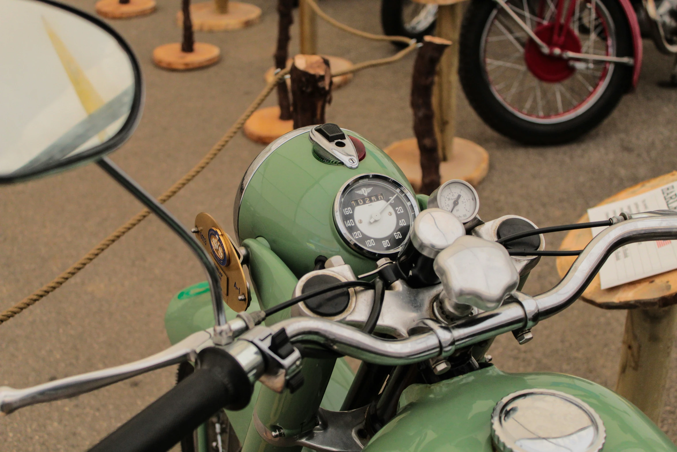 the handlebars of a motorcycle are neatly placed