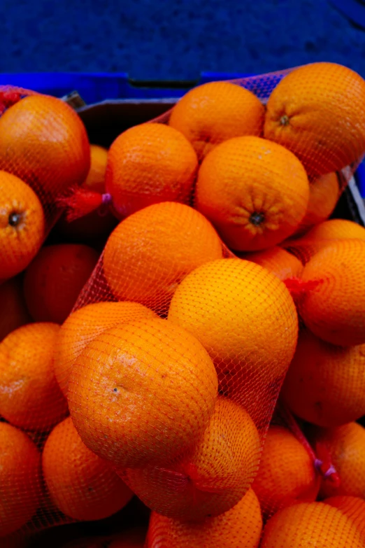 a close up of many oranges inside a container