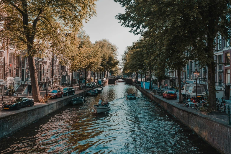 a narrow river that runs through some buildings