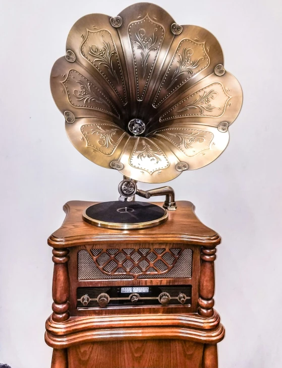 an old phonographal player with an antenna on top of it